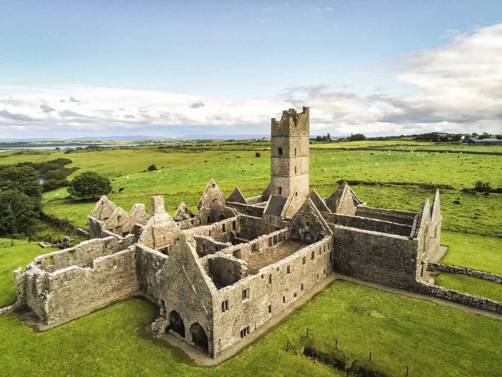 Vue aérienne des ruines de l'Abbaye de Moyne, Comté de Mayo, Irlande