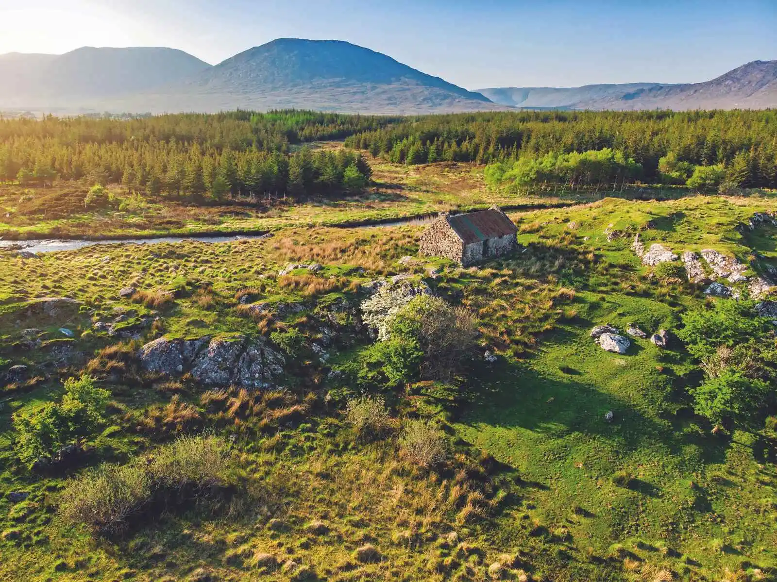 Coucher de soleil sur un paysage pittoresque, région du Connemara, Comté de Galway