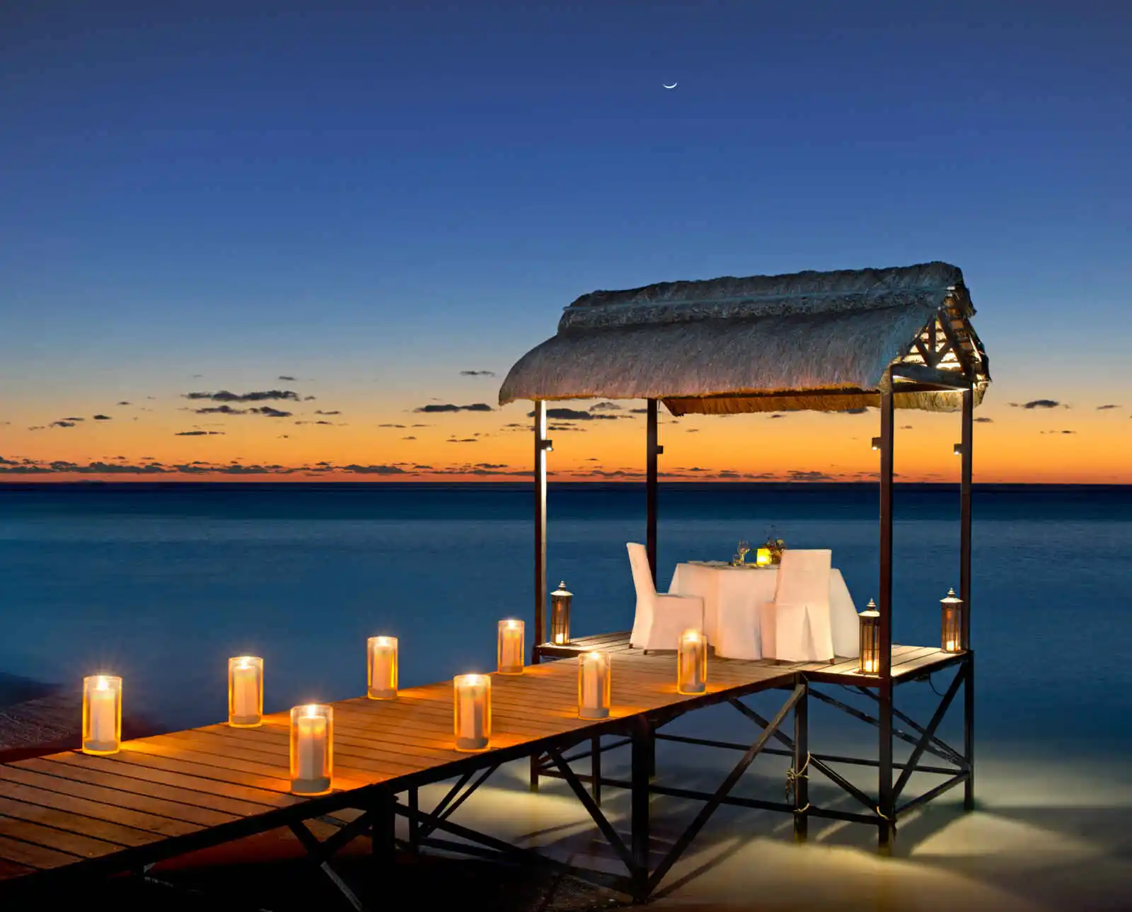 Jetée sur la plage aménagée pour un dîner, hôtel JW Marriott Mauritius Resort