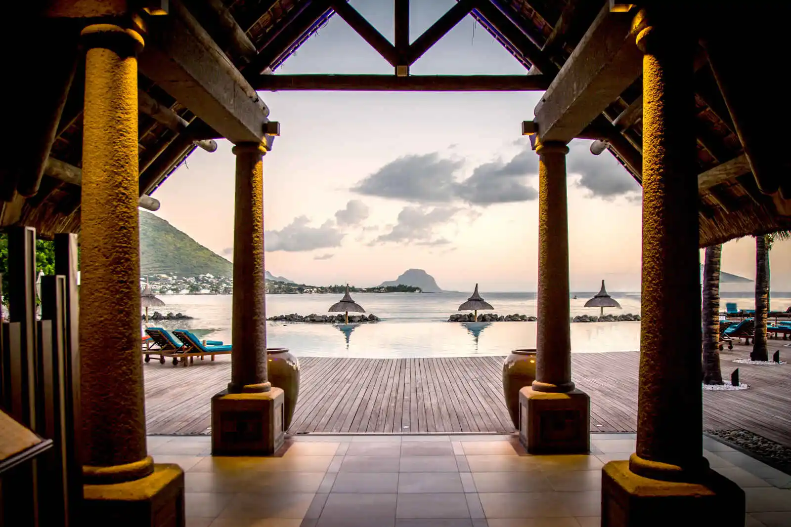 Lobby avec vue sur la piscine de l'hôtel, hôtel Sands Suites Resort & Spa