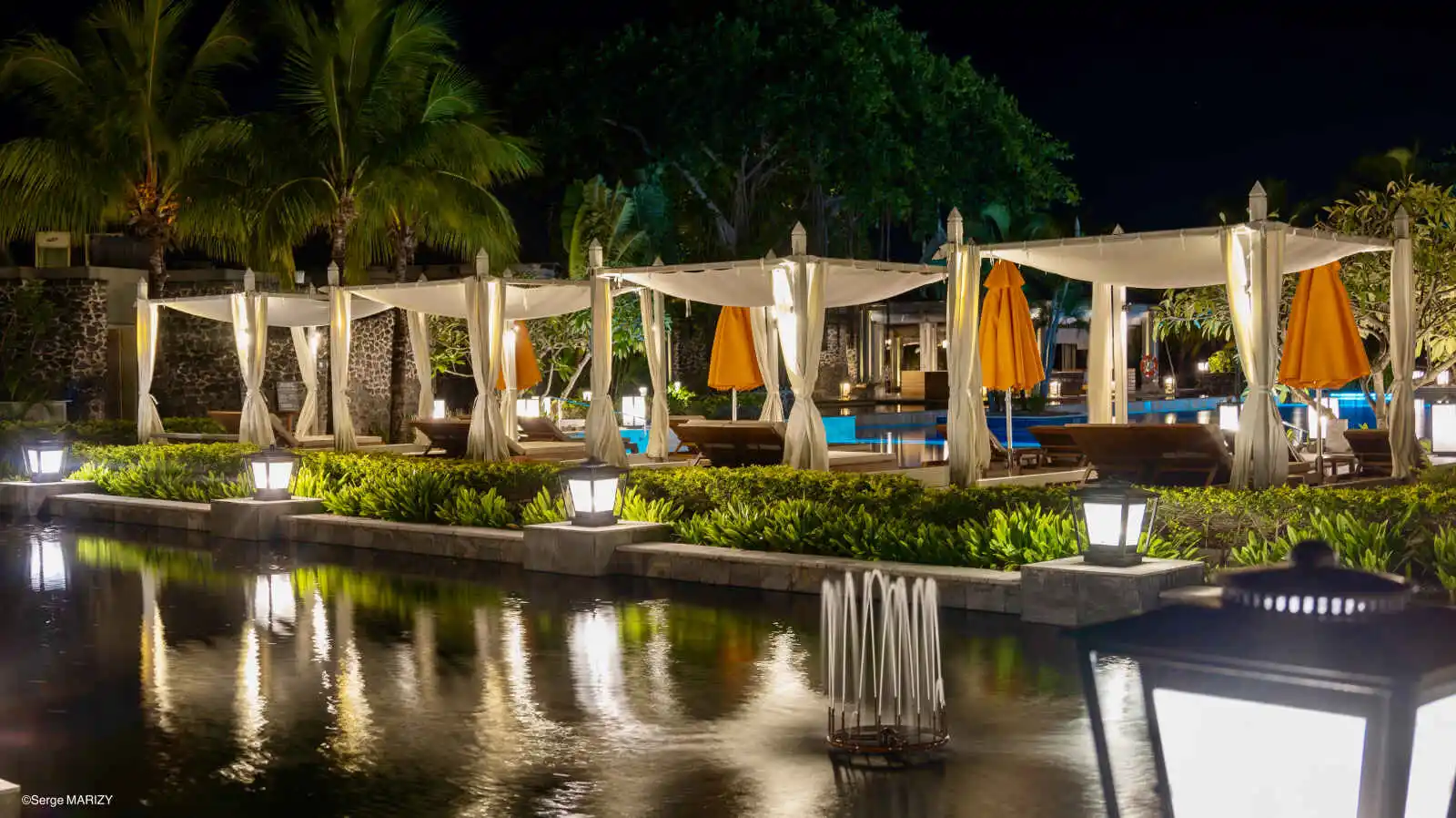Bassin et terrasse de nuit, hôtel JW Marriott Mauritius Resort