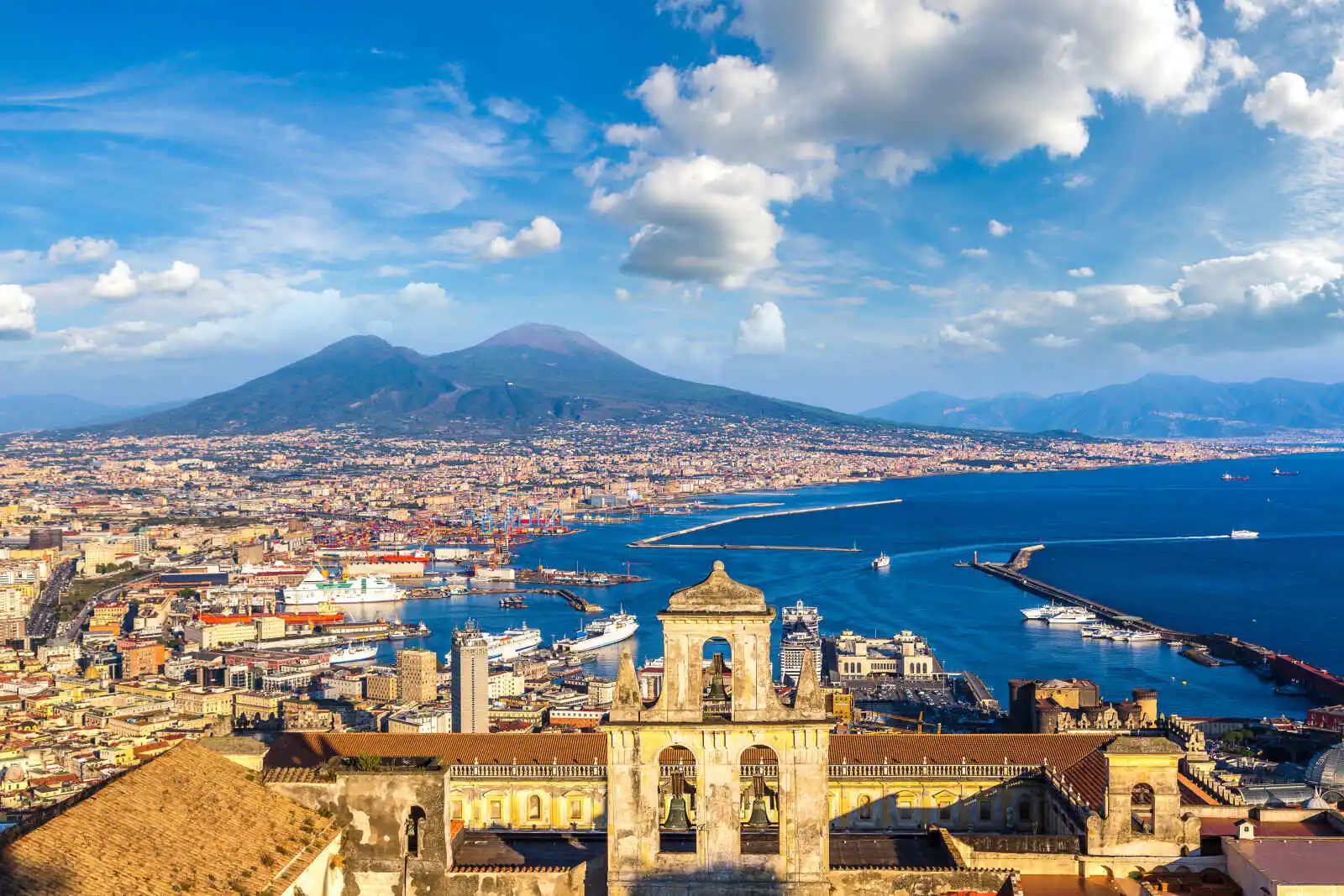Vue aérienne de Naples et du Mont Vésuve