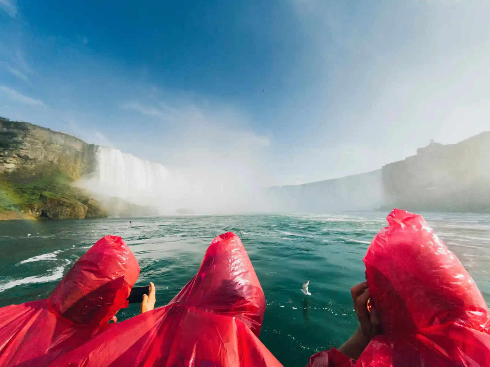Touristes s'approchant des chutes du Niagara