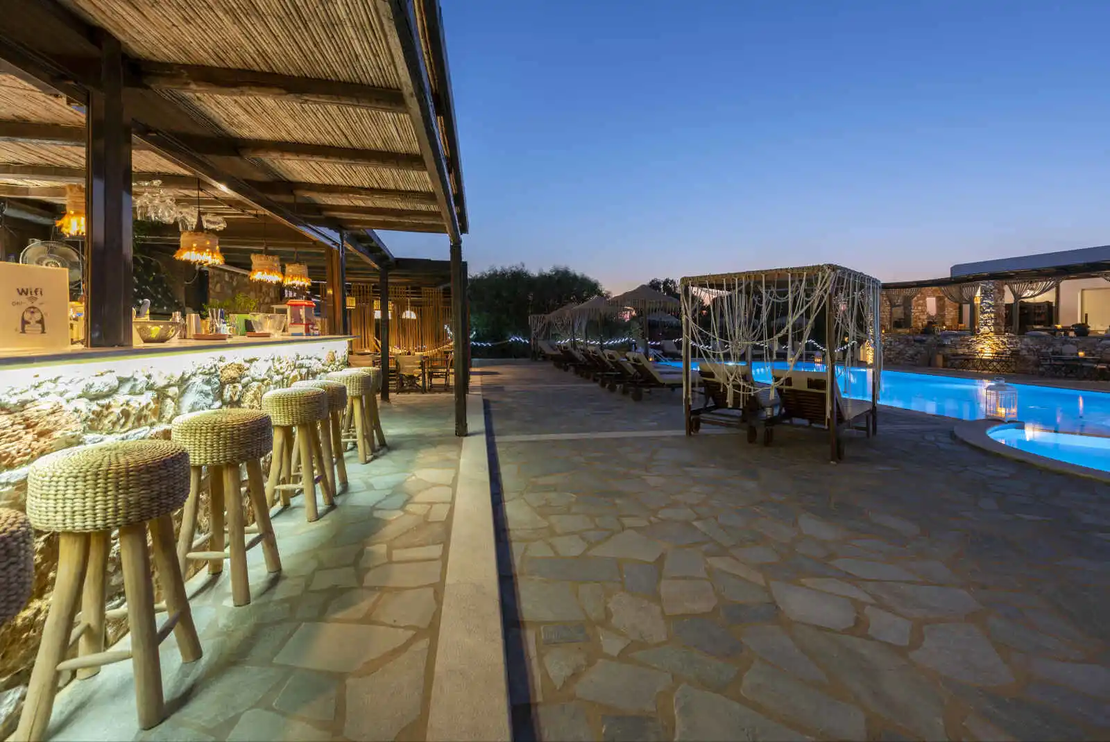 Bar au bord de la piscine, hôtel Parosland