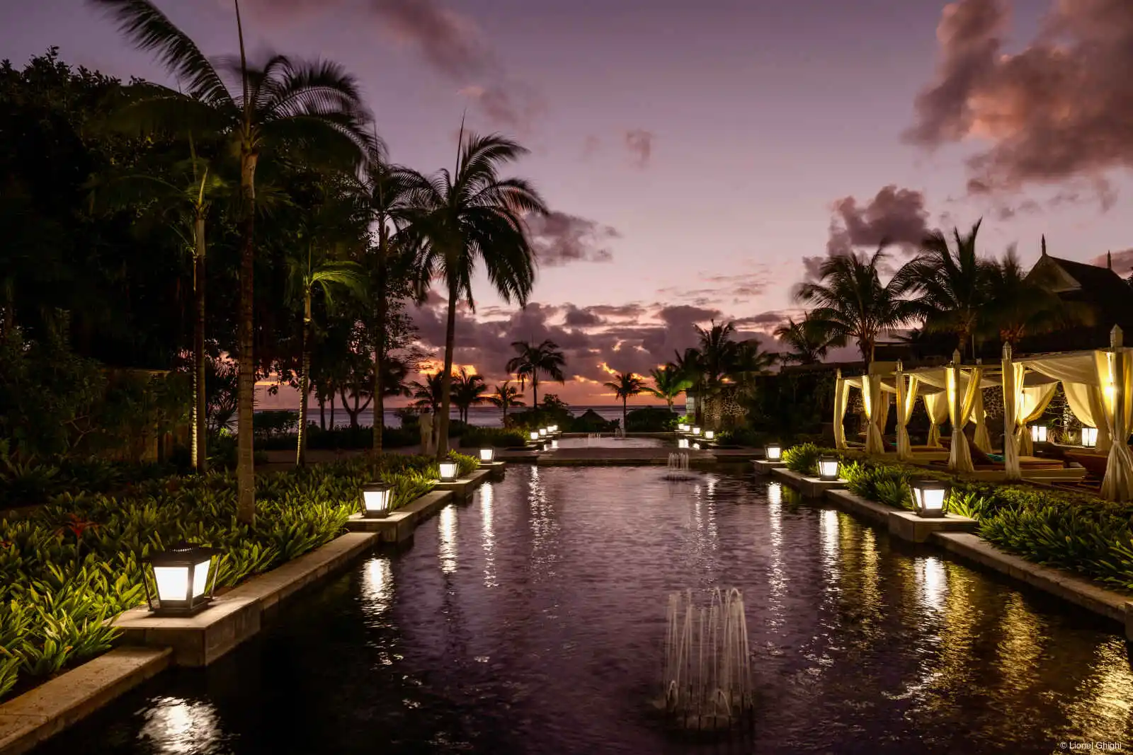 Bassin et terrasse de nuit, hôtel JW Marriott Mauritius Resort