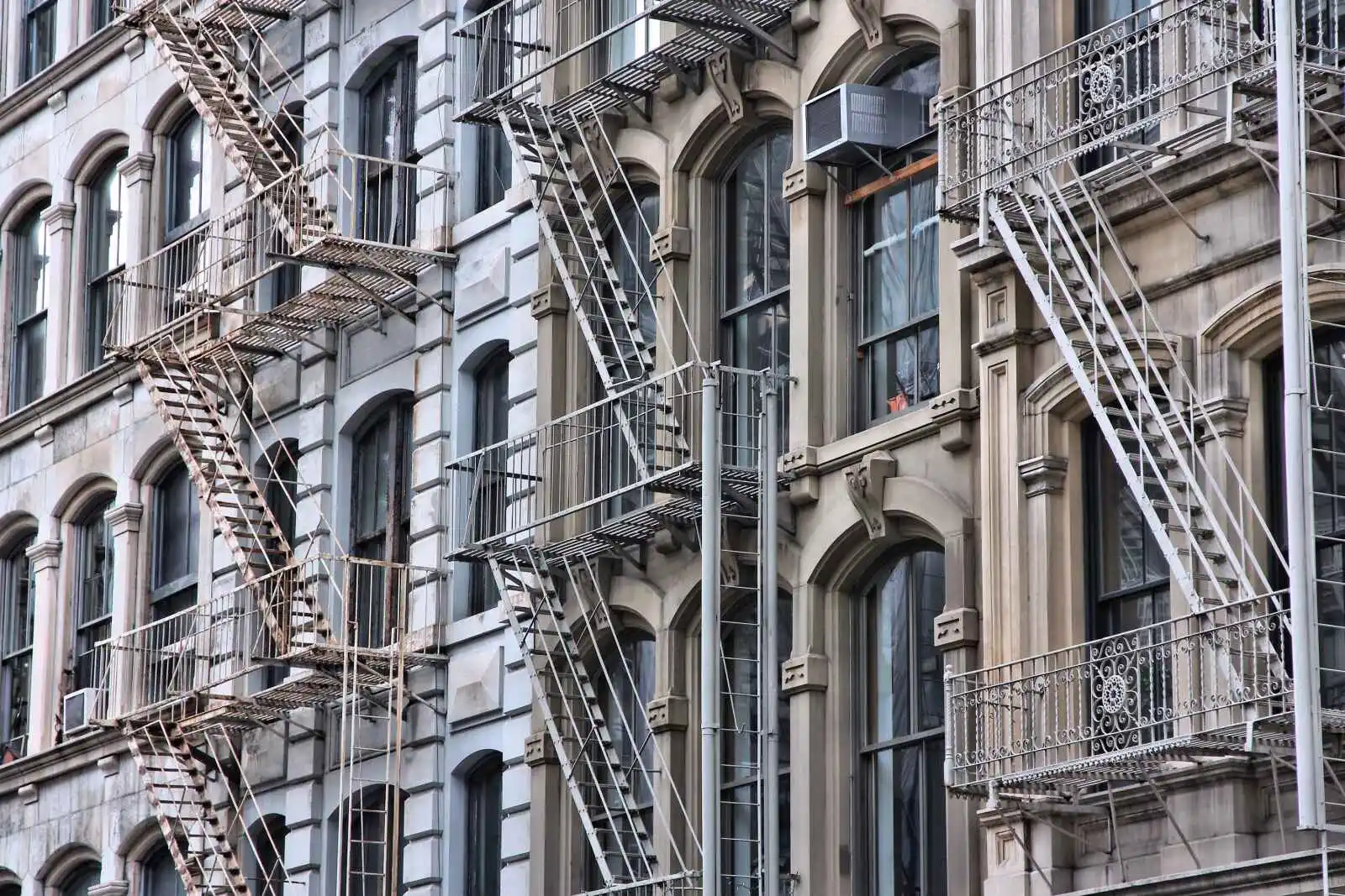 Vieux bâtiments résidentiels avec escaliers de secours, quartier de SoHo, New York City