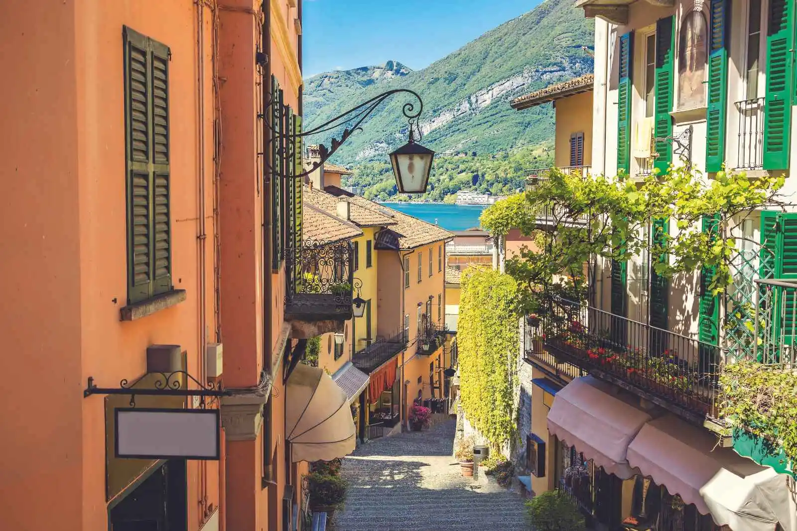 Rue de Bellagio, au bord du lac de Côme, Lombardie
