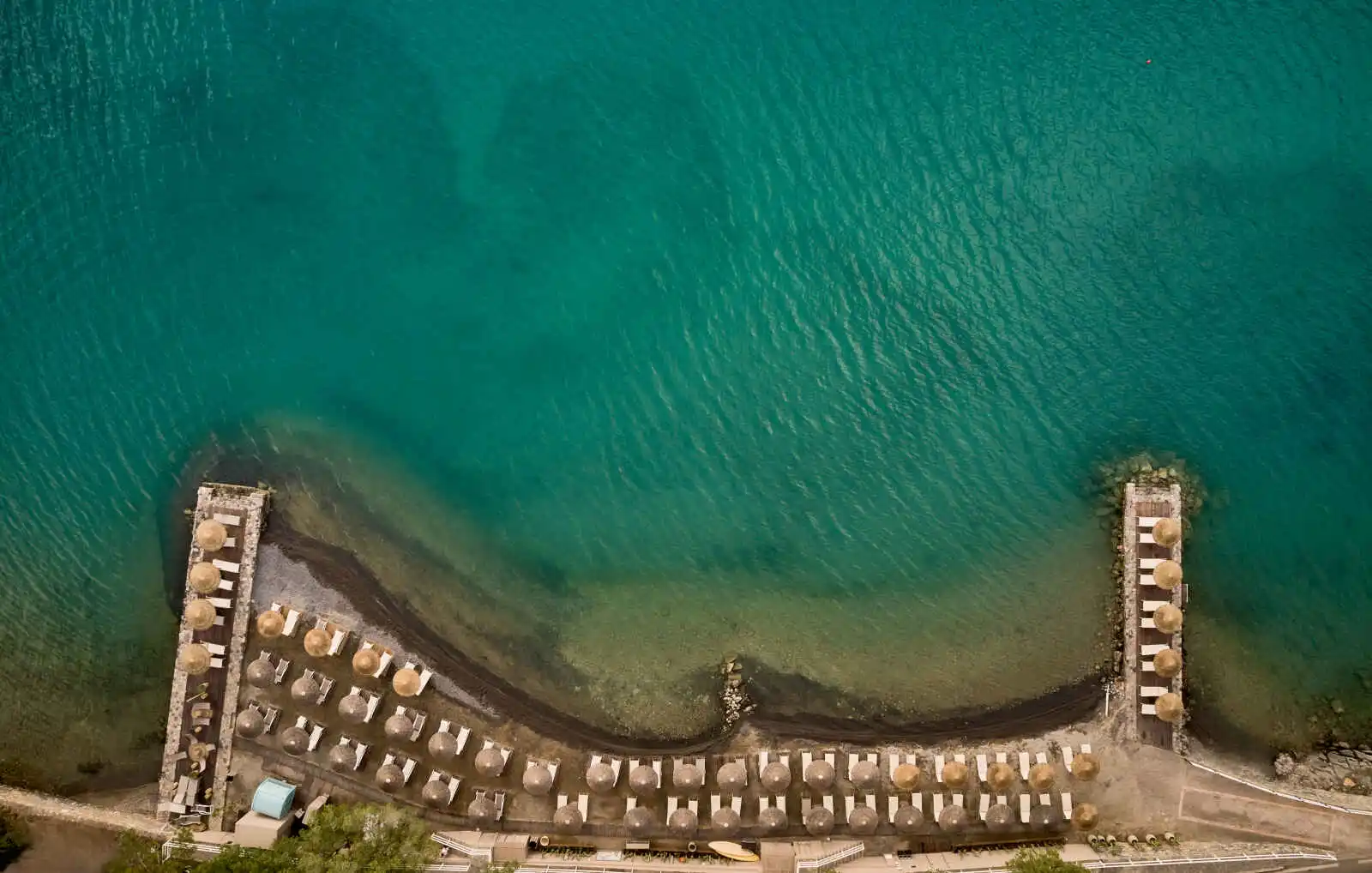 Vue aérienne de la plage de l'hôtel, hôtel Domes Aulūs Elounda, Curio Collection