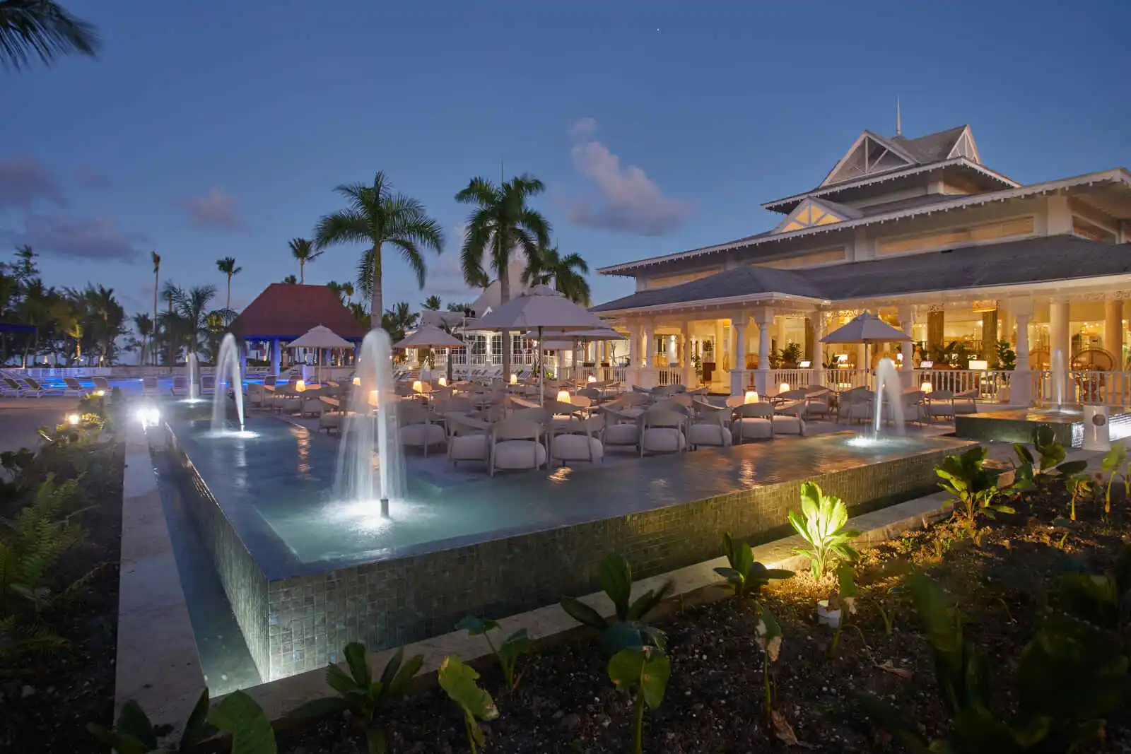 Terrasse et bassins, hôtel Bahia Principe Luxury Esmeralda