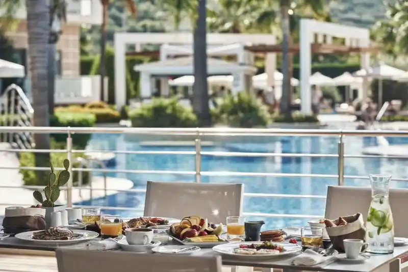Petit-déjeuner au bord de la piscine, hôtel Lesante Classic Luxury Hotel & Spa