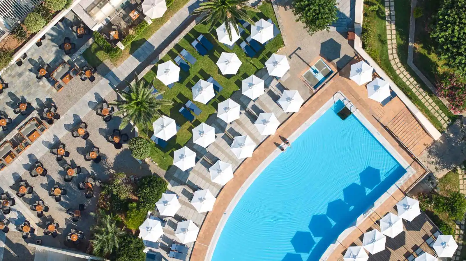 Vue aérienne de la piscine de l'hôtel, hôtel Agapi Beach Resort