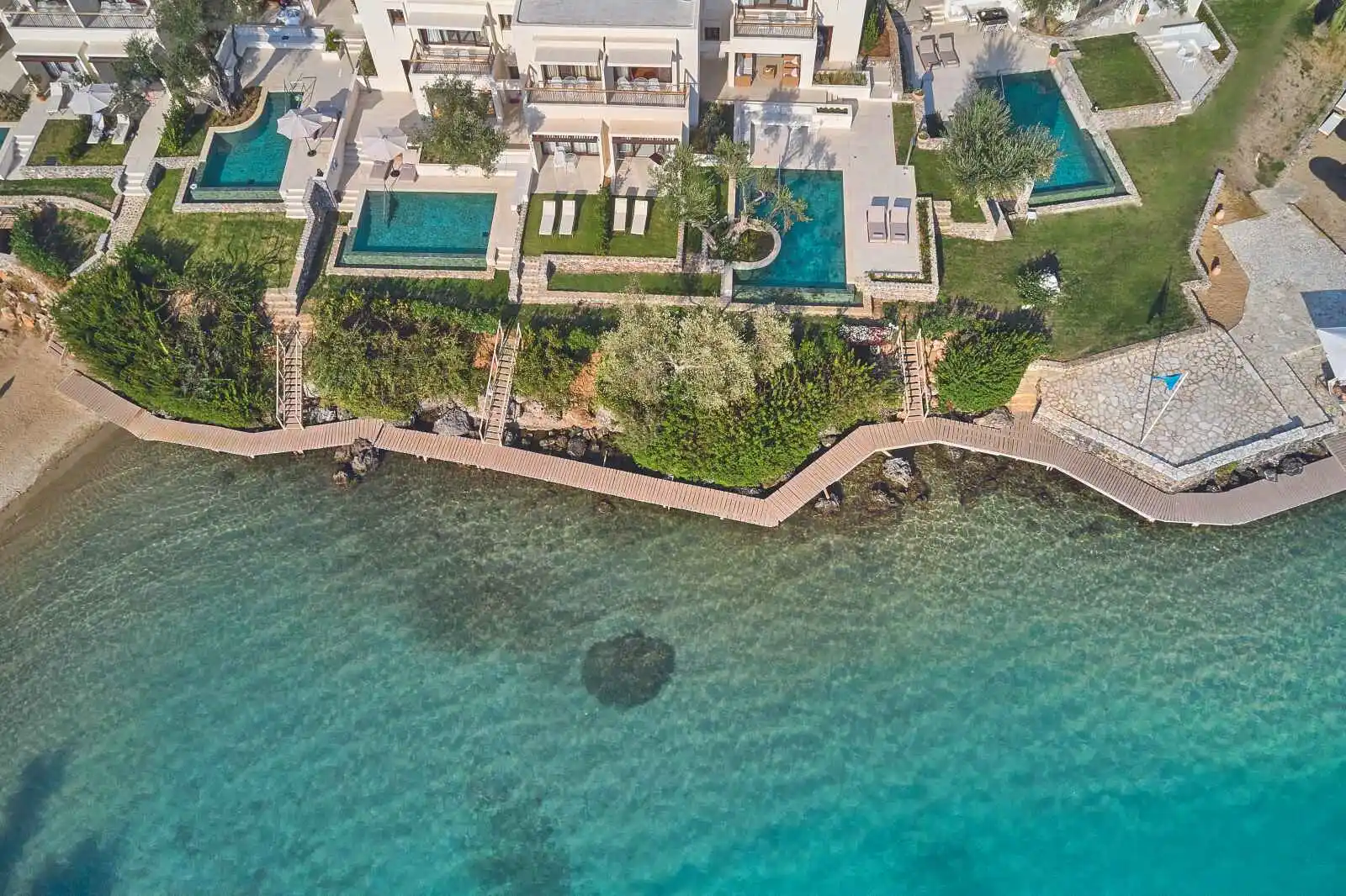Vue aérienne des villas de l'hôtel en front de mer, hôtel Grecotel Corfu Imperial