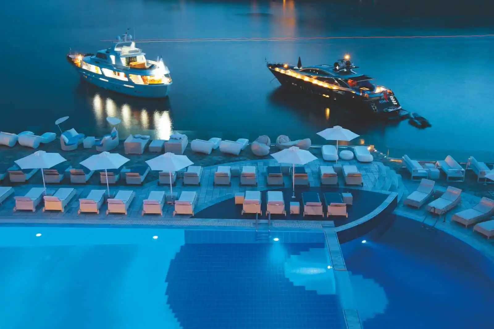 Piscine et yachts, hôtel Petasos Beach Resort & Spa