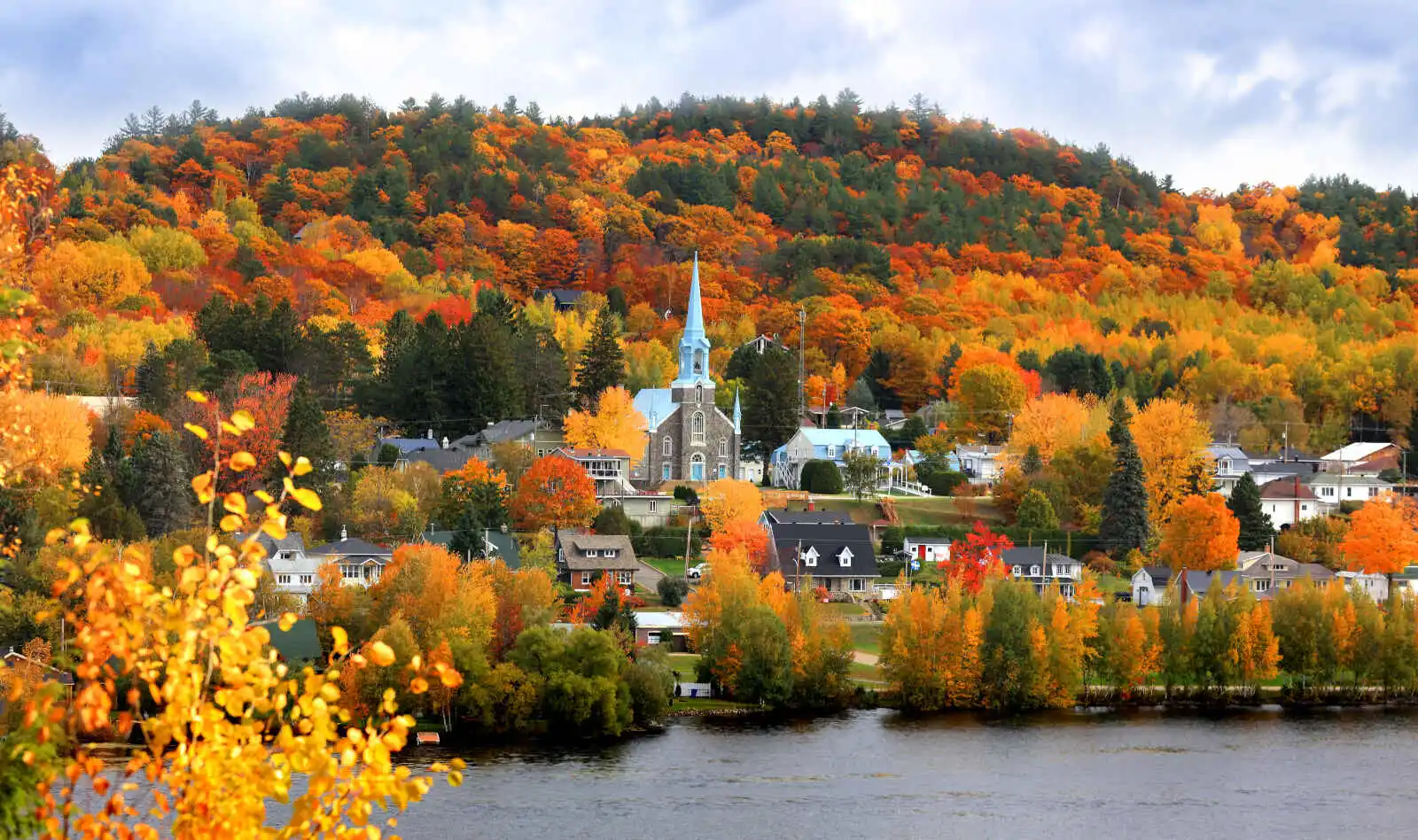 Rivière Saguenay (village de Grandes Piles), Québec, Canada