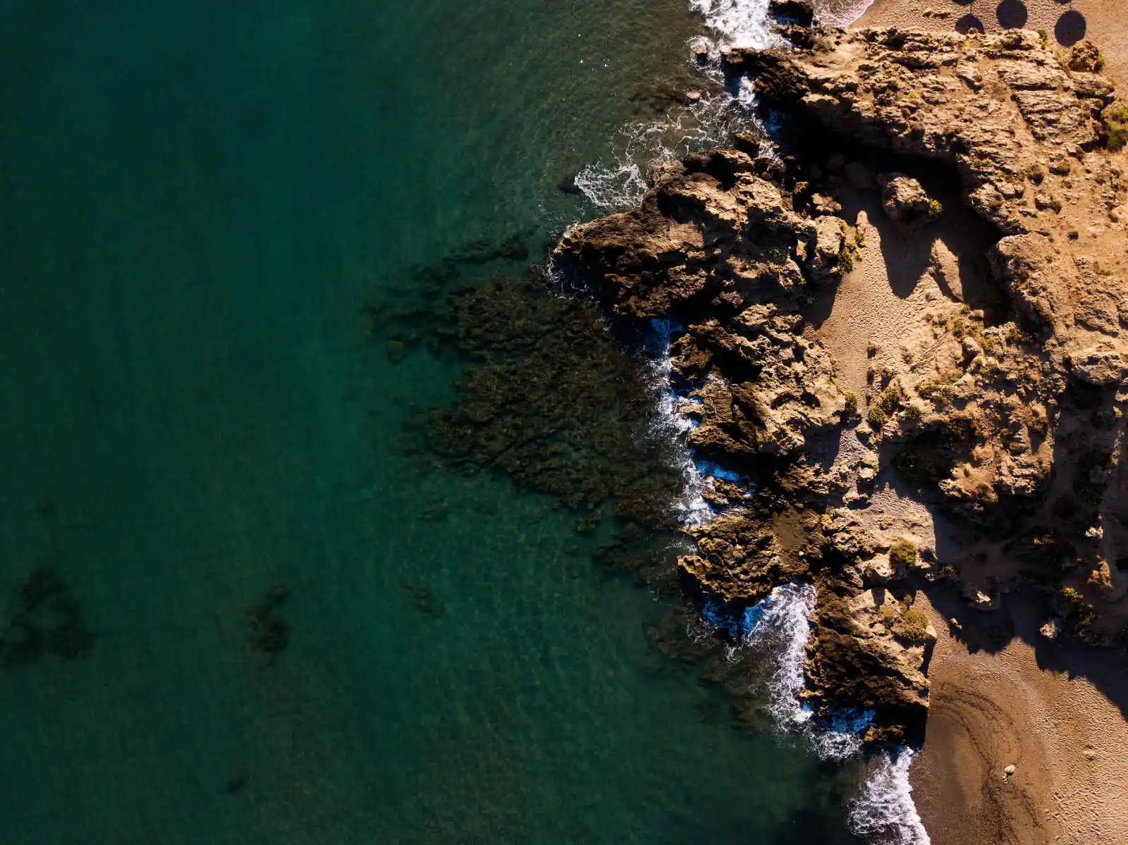 Vue aérienne de la plage de l'hôtel, hôtel Domes Zeen Chania, a Luxury Collection Resort