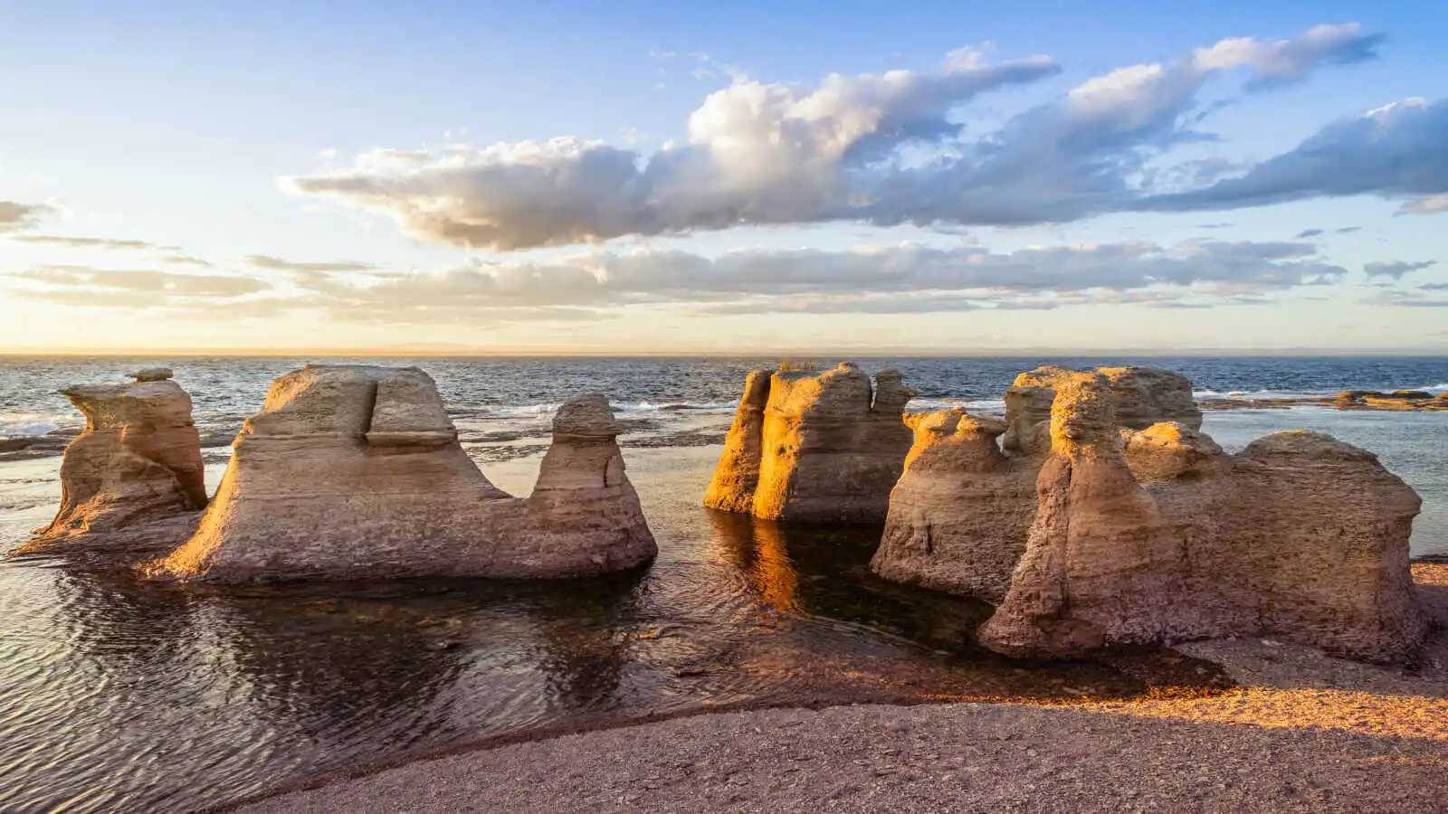 Monolithes de l'île Nue de Mingan, près de Havre-Saint-Pierre, Québec, Canada