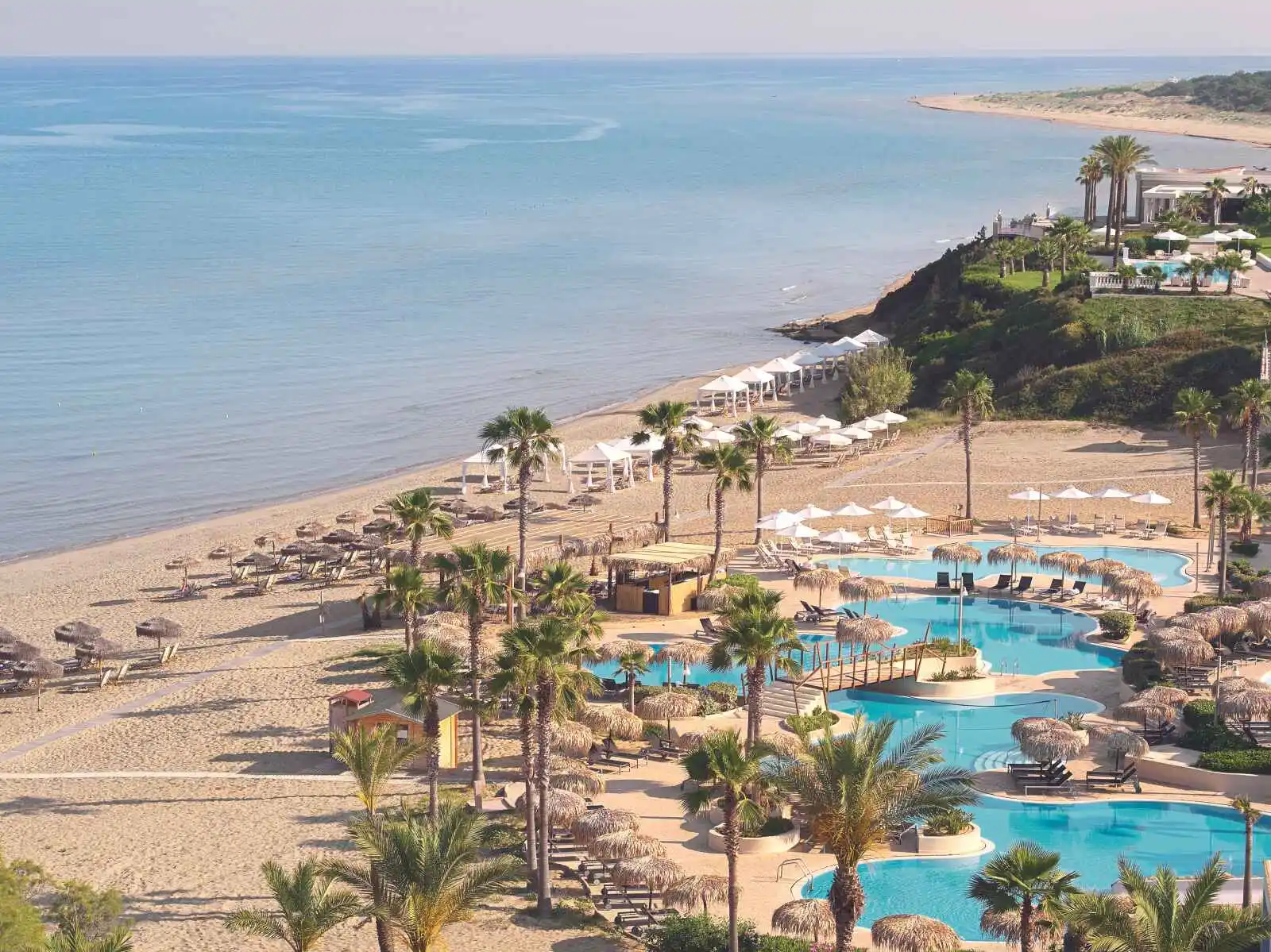 Vue sur la plage et la piscine de l'hôtel, Grecotel LUXME Oasis & Aqua Park