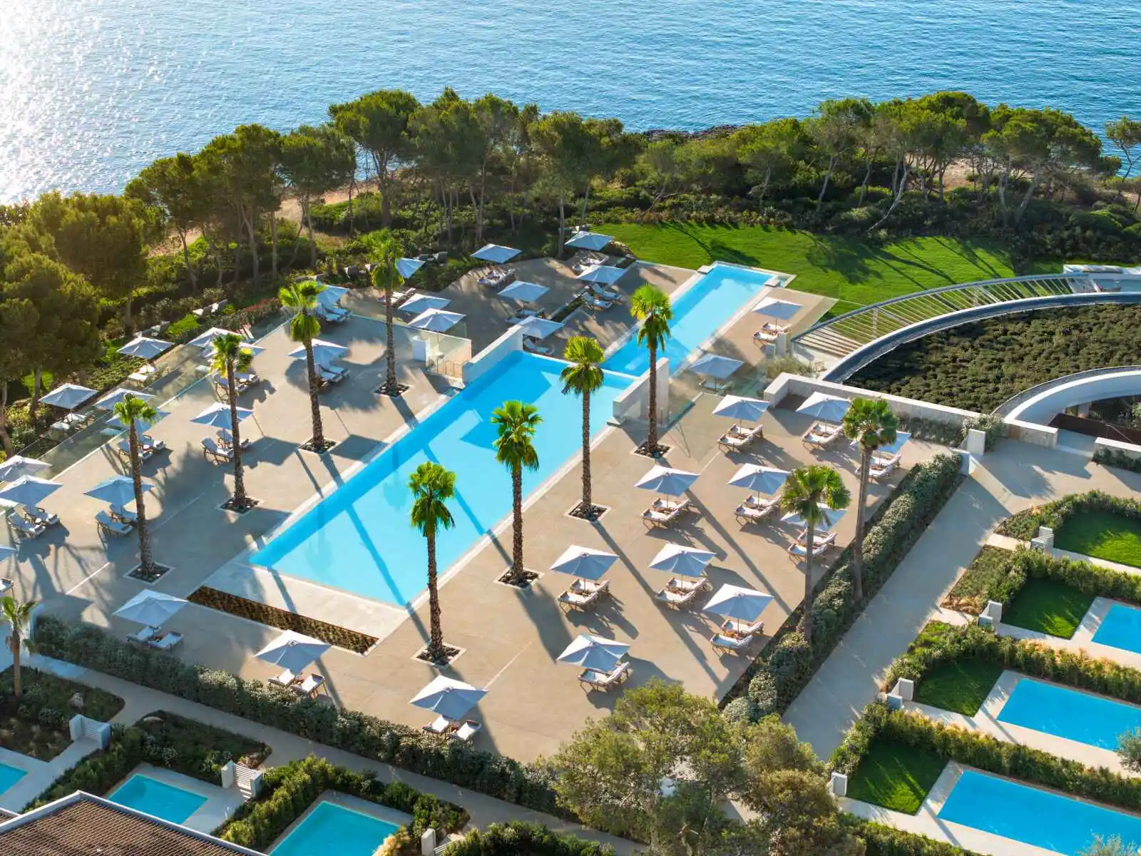 Vue aérienne de la piscine de l'hôtel, hôtel Ikos Porto Petro