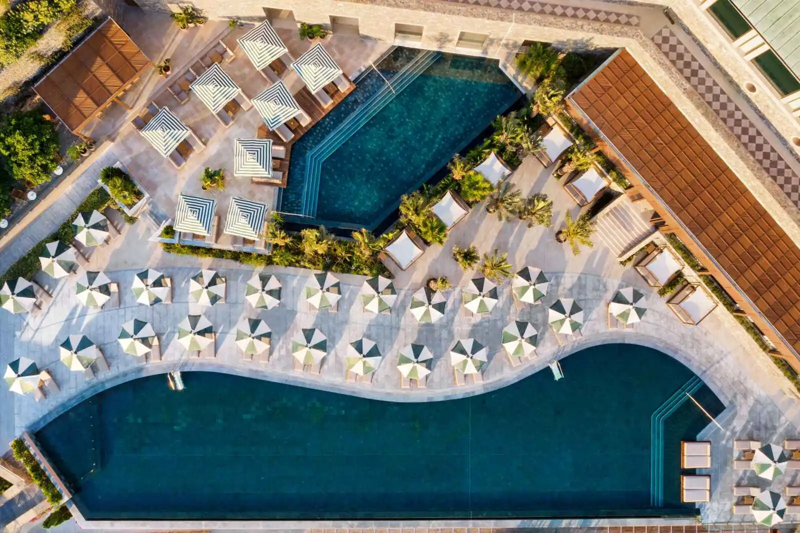 Vue aérienne de la piscine de l'hôtel, hôtel Daios Cove