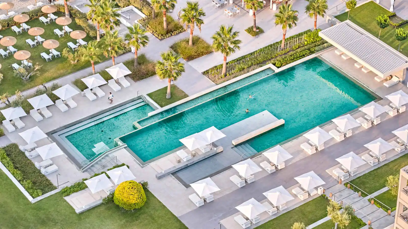 Vue aérienne de la piscine de l'hôtel, Domes Noruz Kassandra