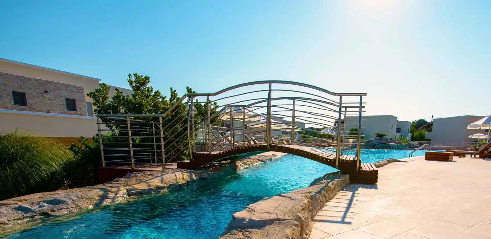 Terrasse et pont au-dessus de la piscine de l'hôtel, hôtel Sentido Port Royal Villas & Spa