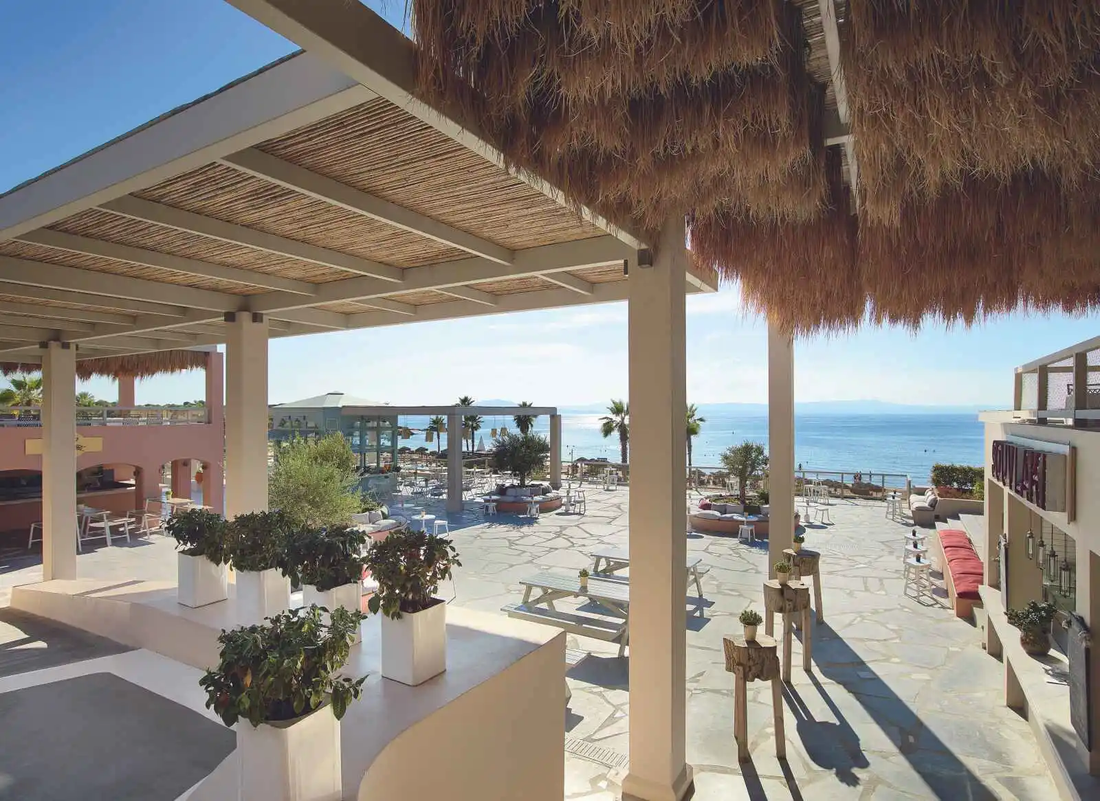 Terrasse d'un des restaurants de l'hôtel, Grecotel LUXME Oasis & Aqua Park