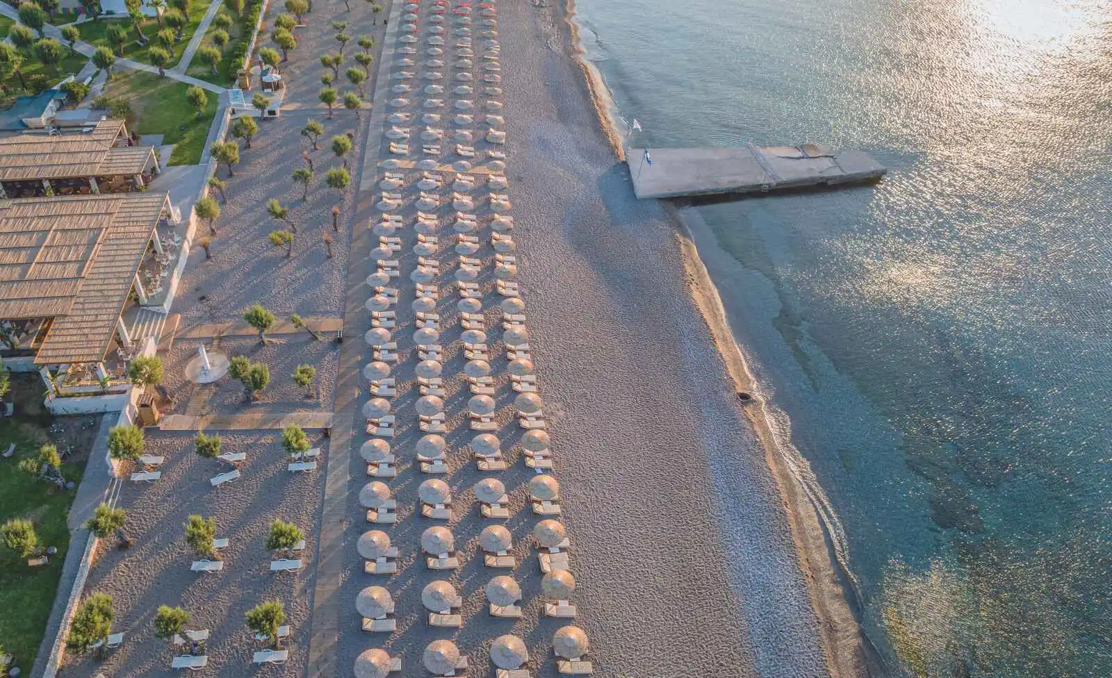 Vue aérienne de la plage de l'hôtel, hôtel Grecotel LUXME Dama Dama