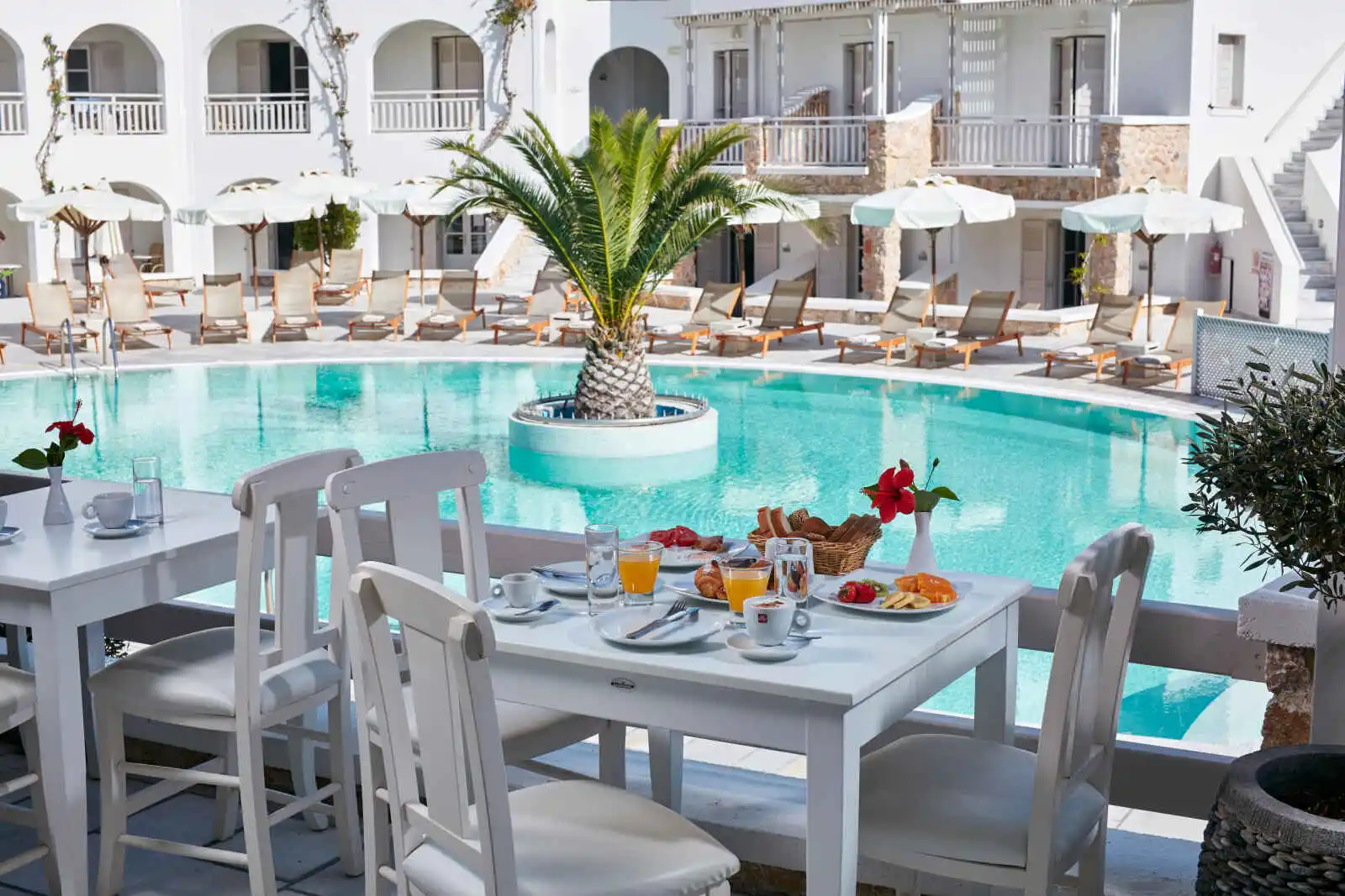 Petit-déjeuner au bord de la piscine de l'hôtel, hôtel Aegean Plaza