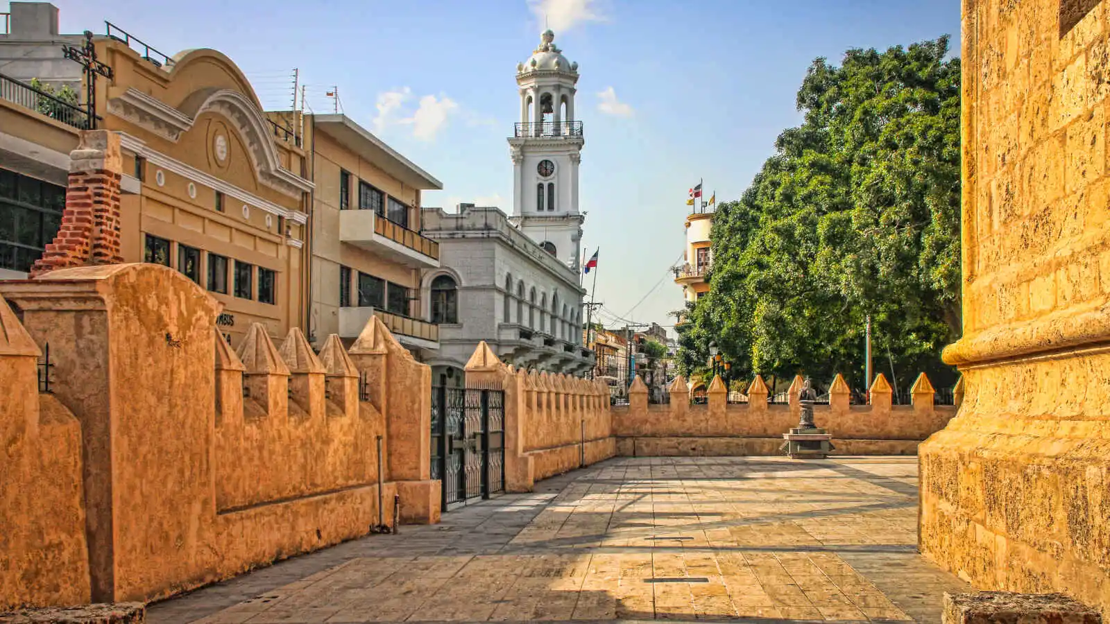 Centre-ville historique (Plaza Central ; bâtiments coloniaux et église), Saint-Domingue, République dominicaine