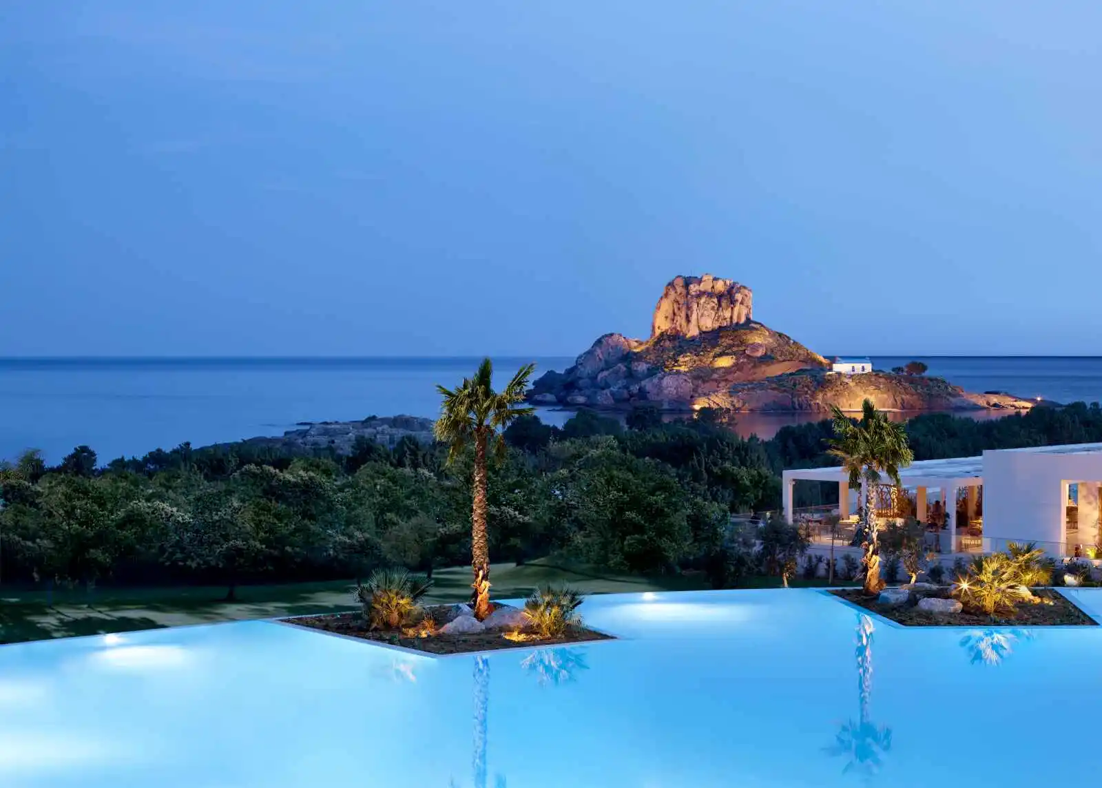 Piscine de l'hôtel de nuit, hôtel Ikos Aria Resort