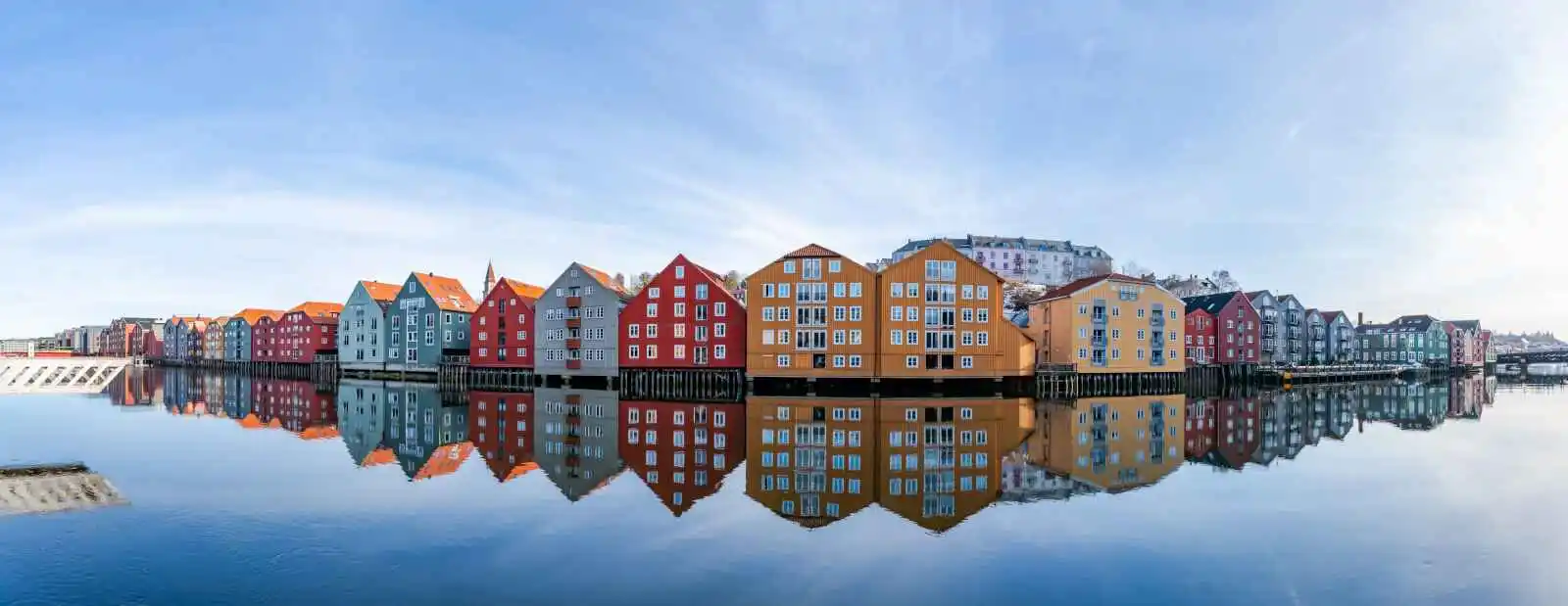Maisons colorées sur la rivière Nidelva, Trondheim, Norvège
