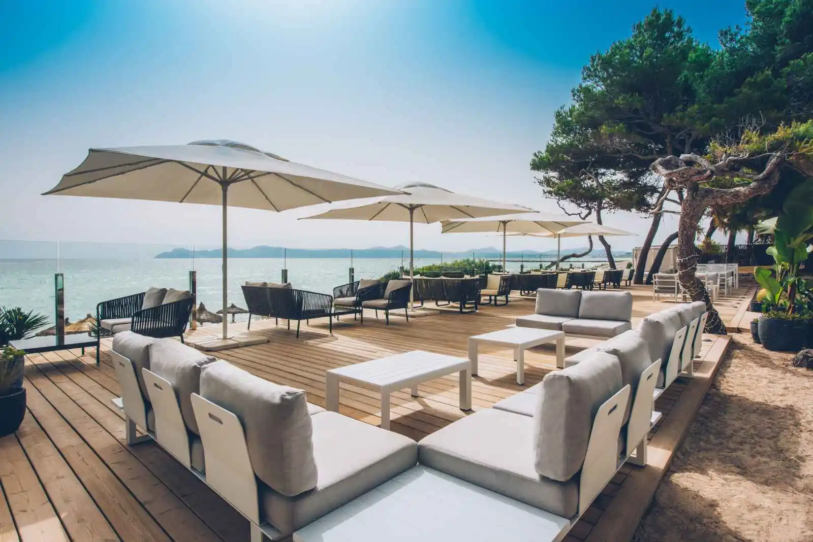 Terrasse d'une des bars de l'hôtel, hôtel Iberostar Selection Playa de Muro Village