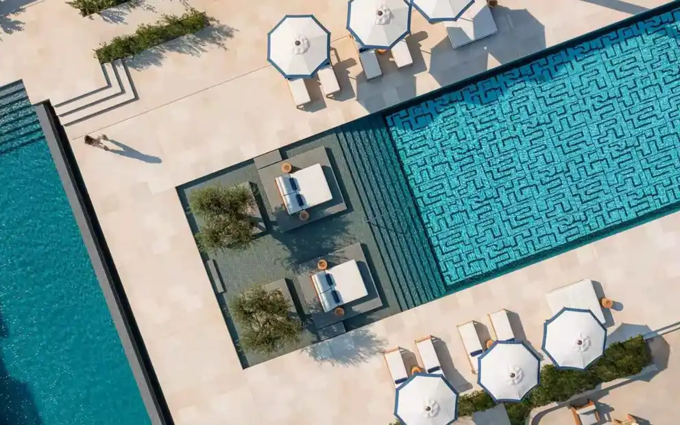 Vue aérienne de la piscine de l'hôtel, O&O Aesthesis