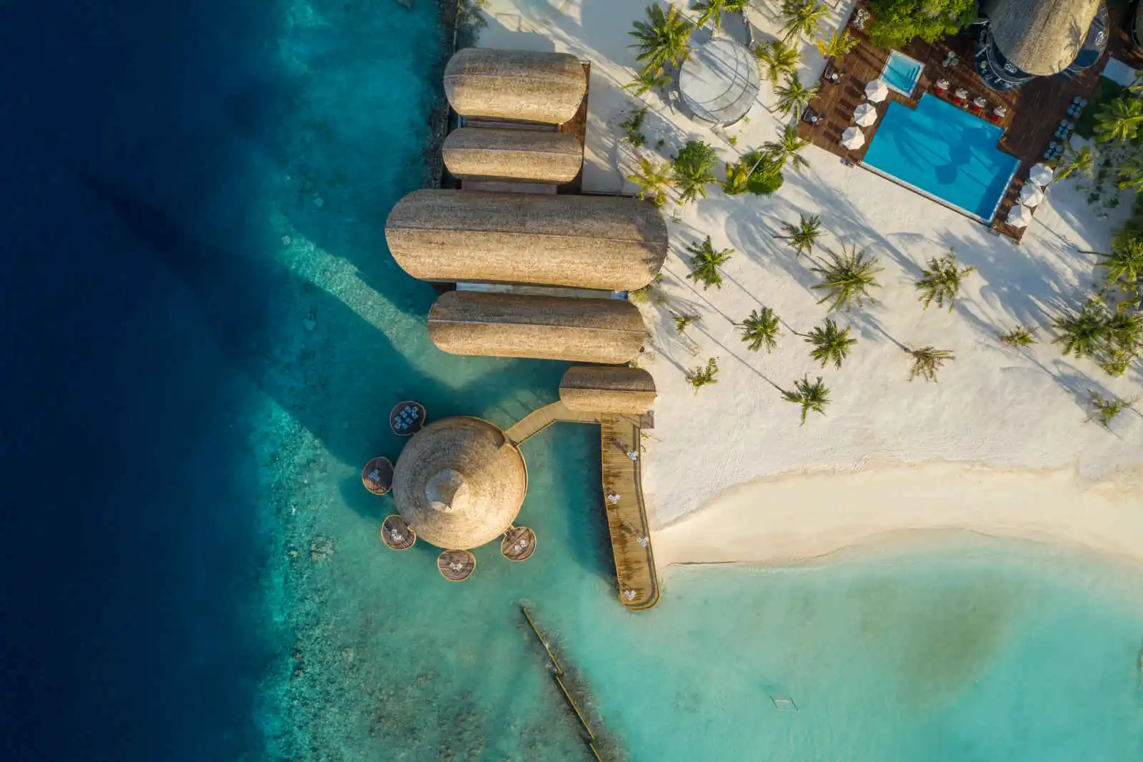 Vue aérienne Navasana Spa & Restaurants, Outrigger Maldives Maafushivaru Resort, Maldives
