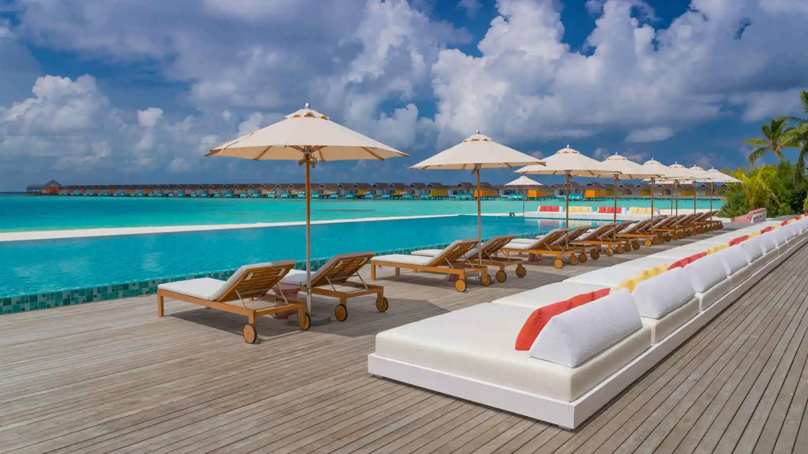 Piscine de l'hôtel, The Standard, Huruvalhi Maldives