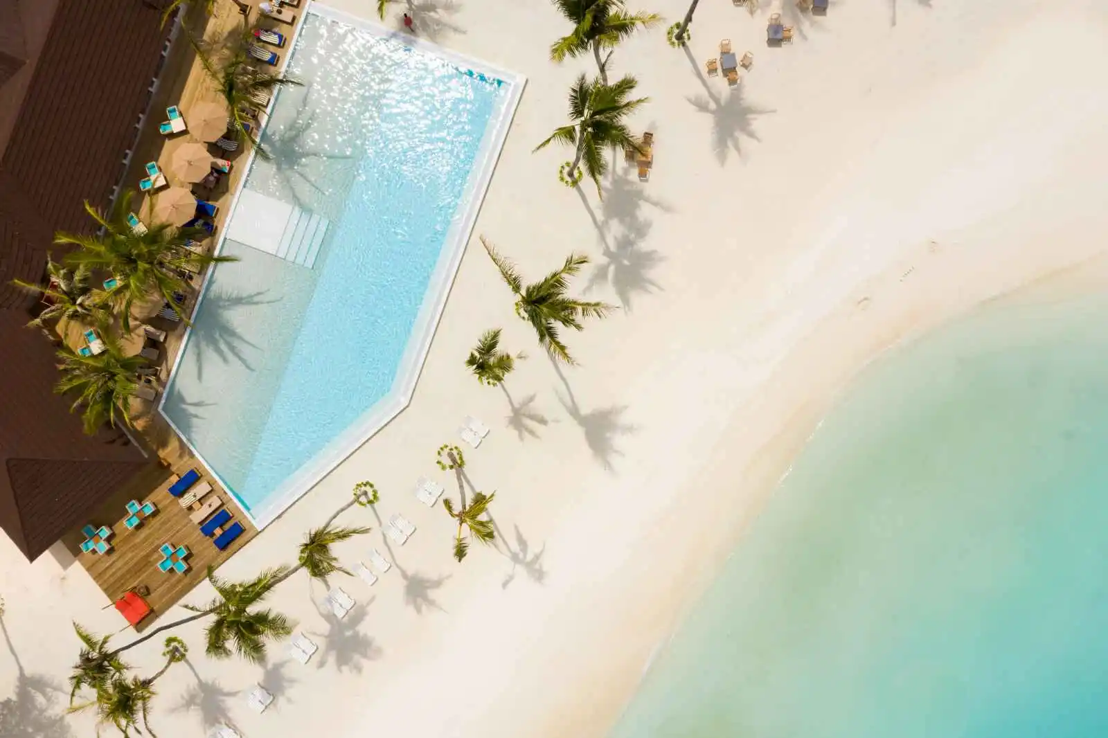 Vue aérienne de la plage et de la piscine de l'hôtel, Sun Siyam Olhuveli