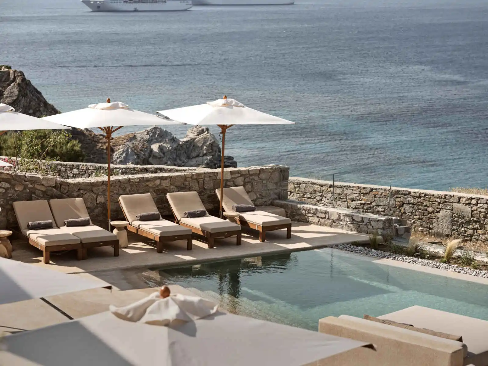 Terrasse et piscine de l'hôtel, Domes Noruz Mykonos