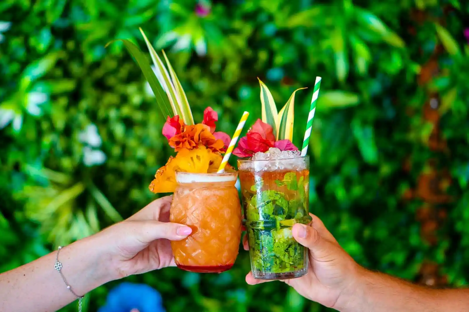 Cocktails servis au Jungle Bar, Tropicana Suites