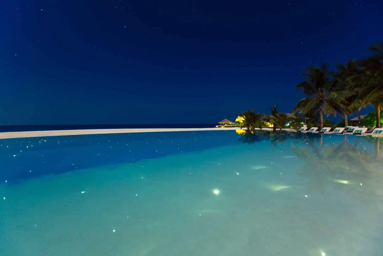 Piscine de l'hôtel de nuit, Velassaru Maldives