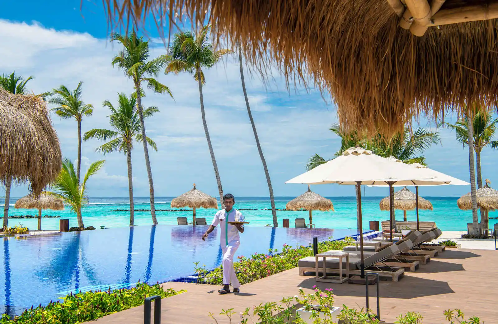 Beach Club vue piscine, Emerald Maldives Resort & Spa, Maldives