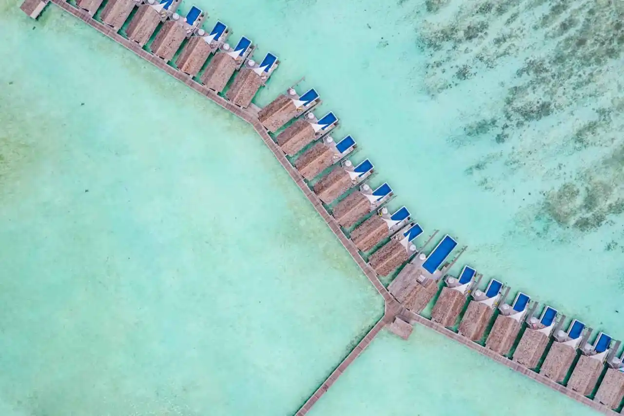 Vue aérienne villas sur pilotis, LUX* South Ari Atoll, Maldives