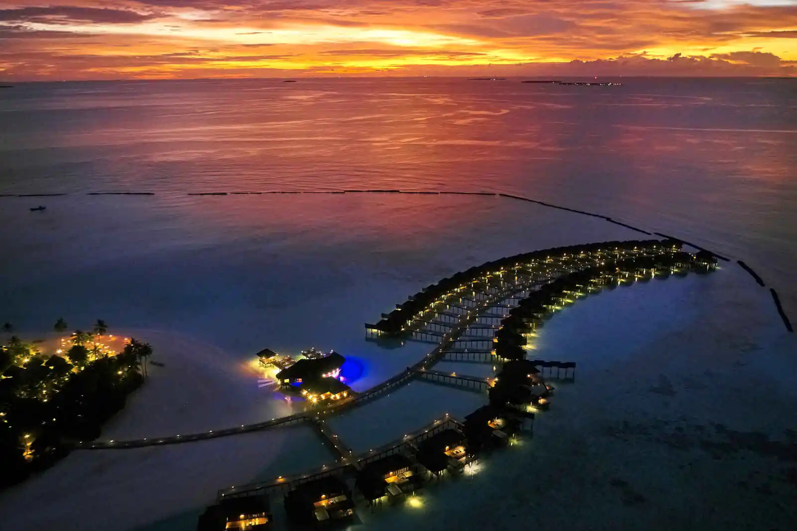 Vue aérienne de l'hôtel de nuit, Sun Siyam Iru Fushi