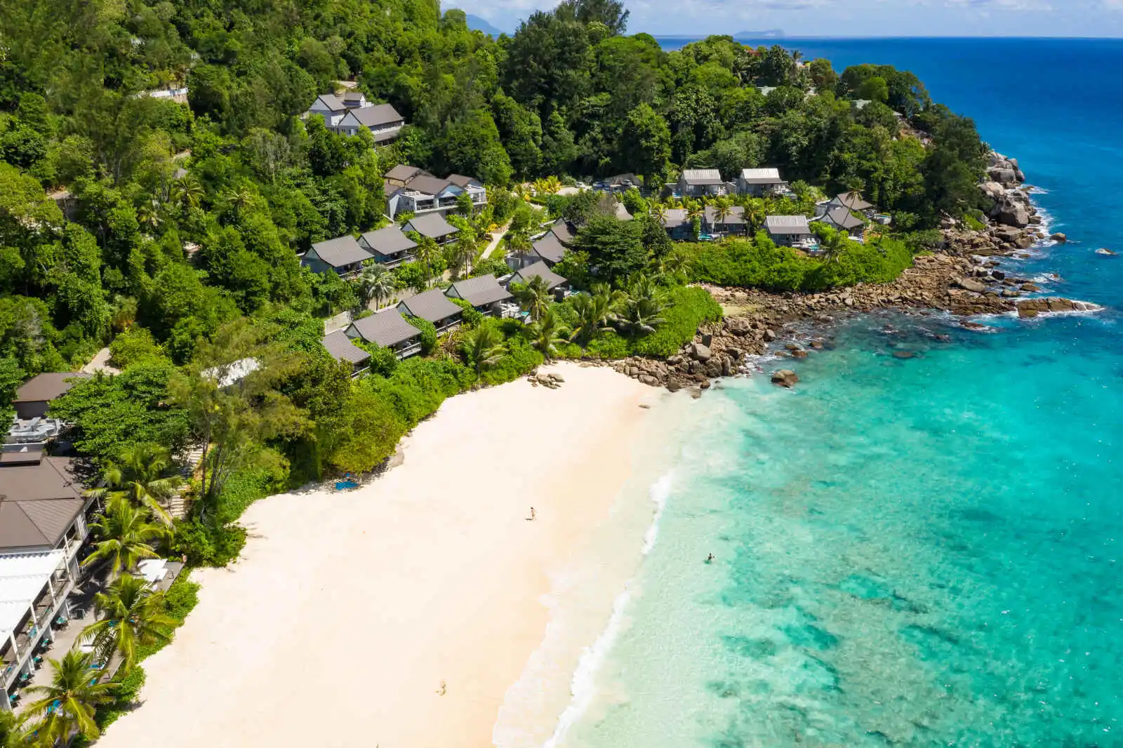 Vue aérienne villas et plage, Carana Beach, Seychelles