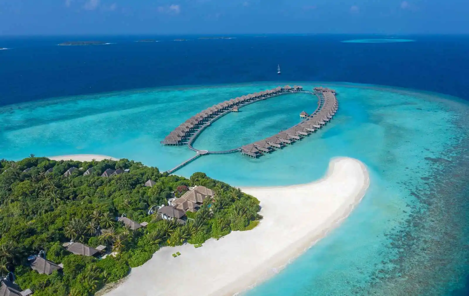 Vue aérienne de l'hôtel, Anantara Kihavah Maldives Villas