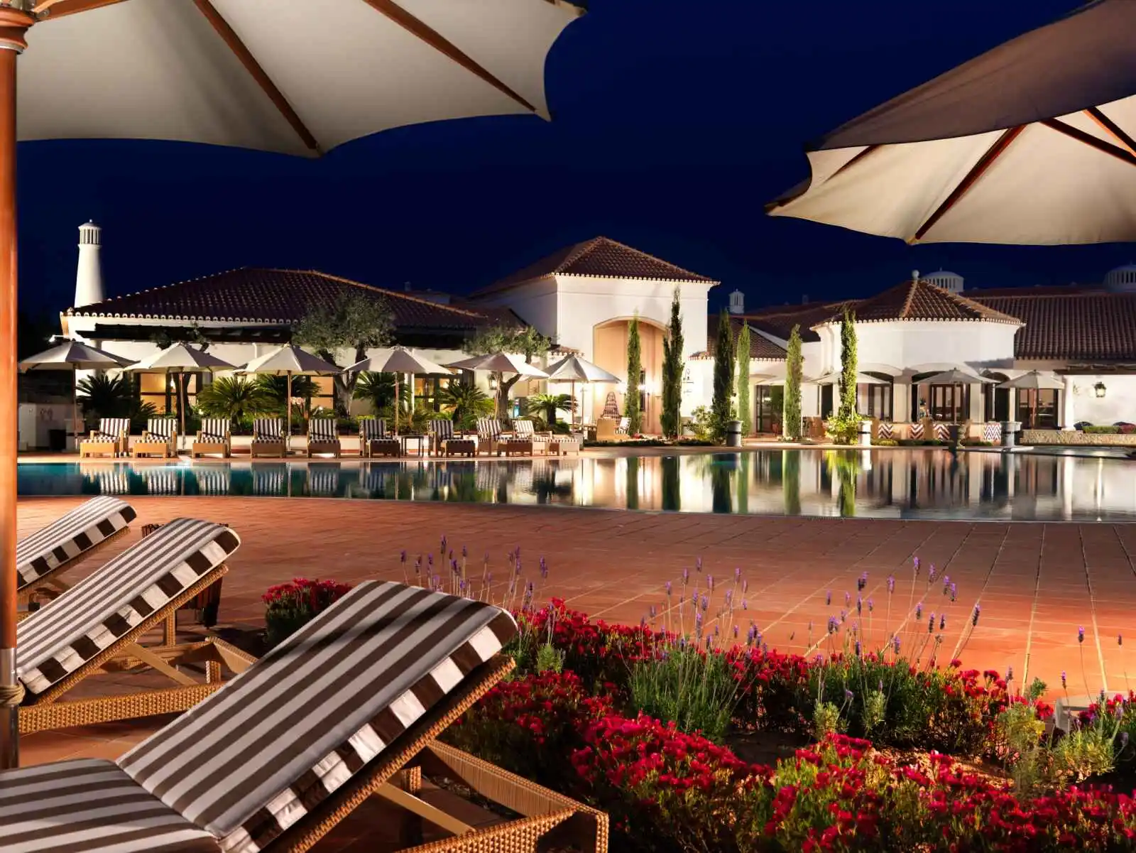 Une des piscine du ressort de nuit, Pine Cliffs, a Luxury Collection Resort, Algarve