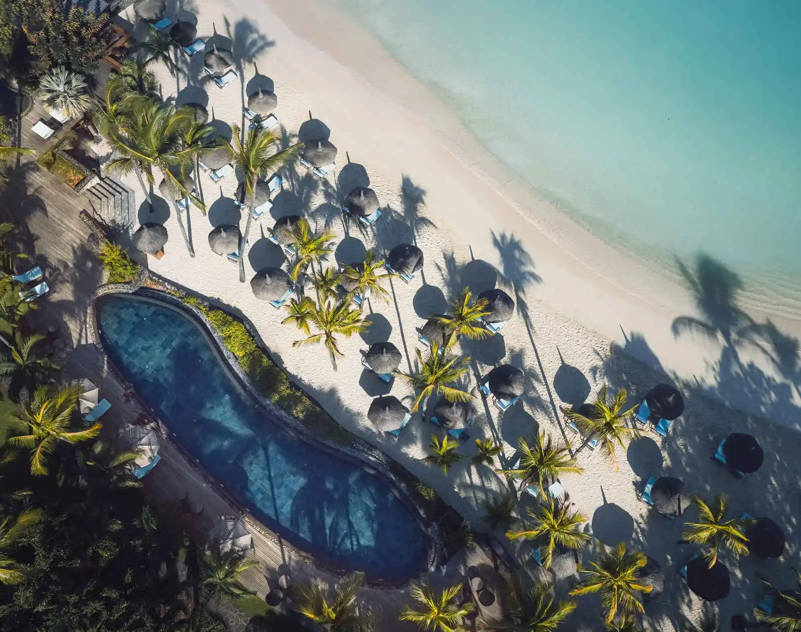 Vue aérienne de la piscine et de la plage de l'hôtel, Royal Palm Beachcomber Luxury