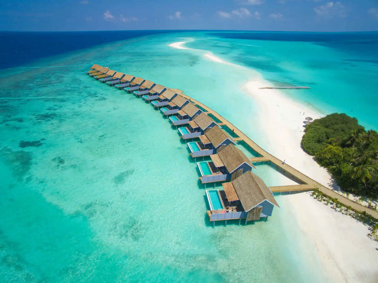 Vue aérienne villas sur pilotis avec piscine, Kuramathi Maldives, Maldives