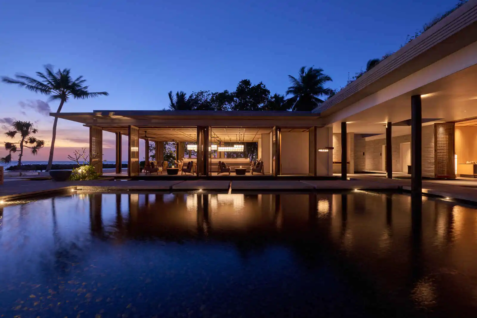 Piscine de l'hôtel de nuit, Alila Kothaifaru Maldives