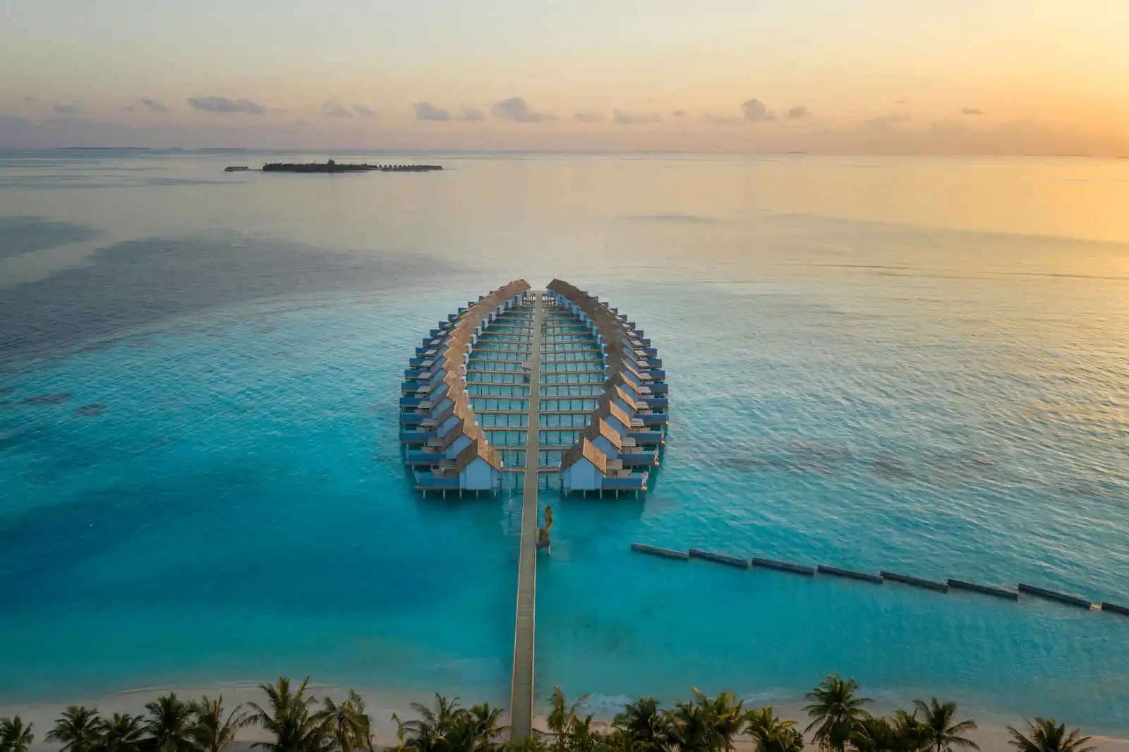 Vue aérienne villas sur pilotis, Outrigger Maldives Maafushivaru Resort, Maldives