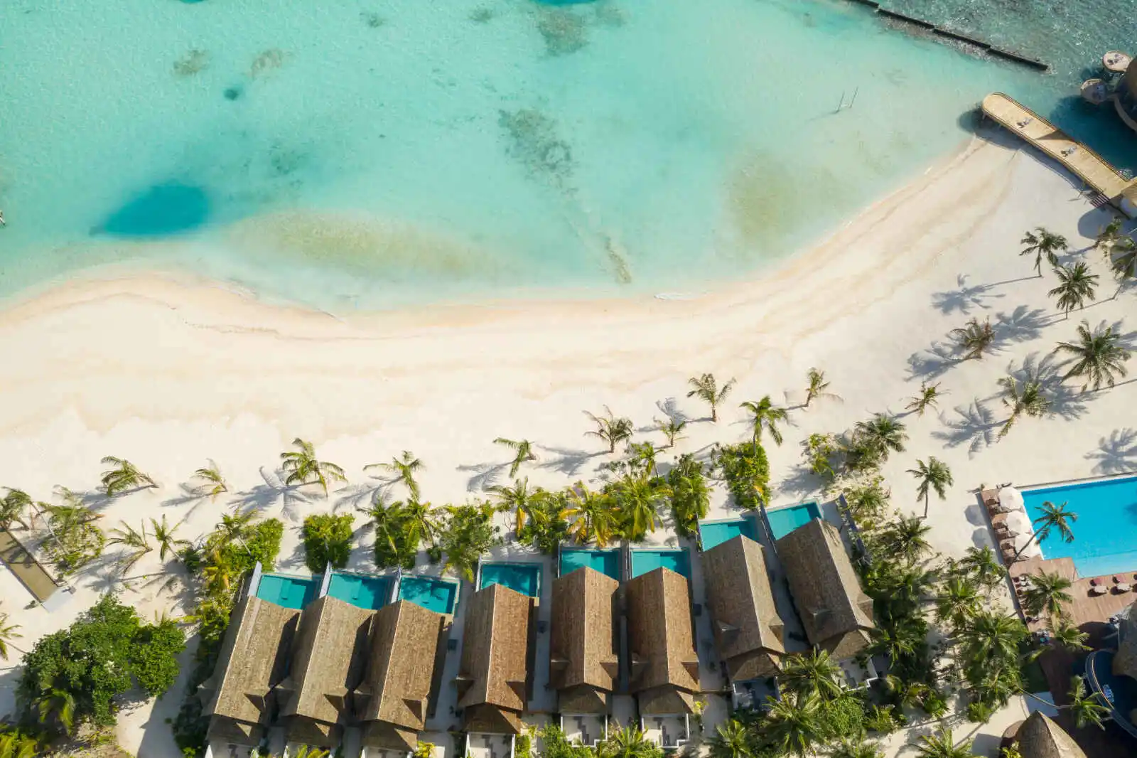 Vue aérienne villas, Outrigger Maldives Maafushivaru Resort, Maldives